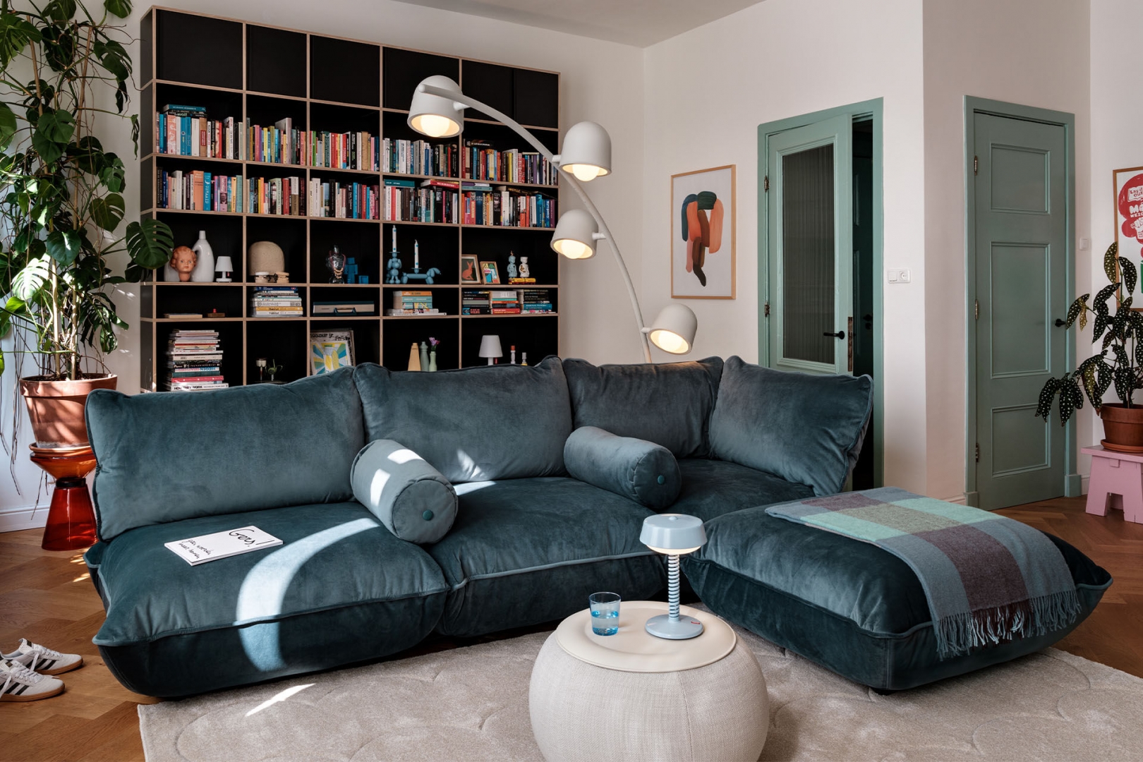 fatboy-sumo-corner-sofa-velvet-recycled-petrol-1920x1280-ambiance-02-106758.jpg